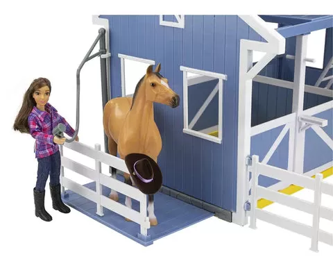 Breyer Freedom Deluxe Country Stable with Horse & Wash Stall - TBC61149