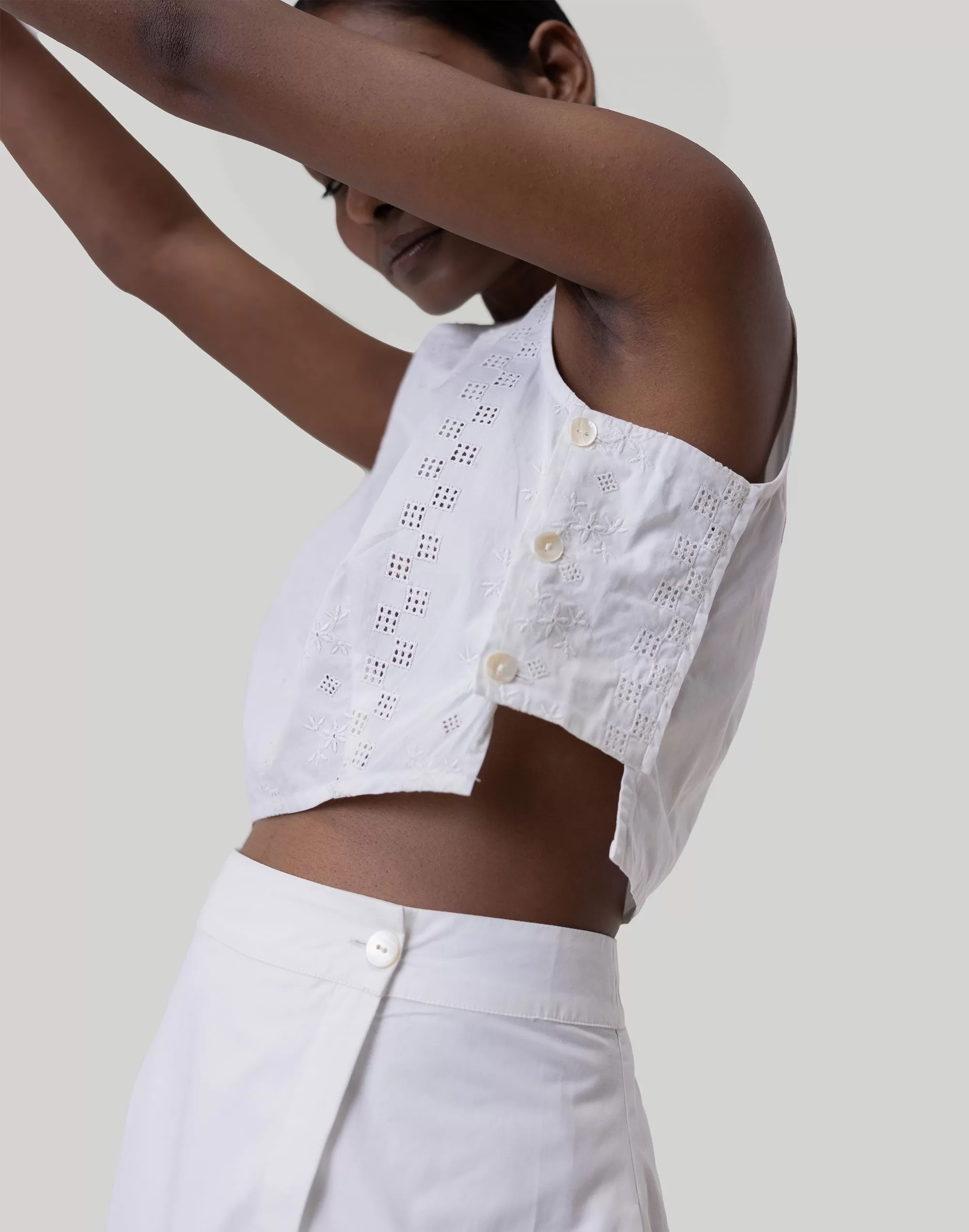 Reistor:   Boxy Crop Top in White