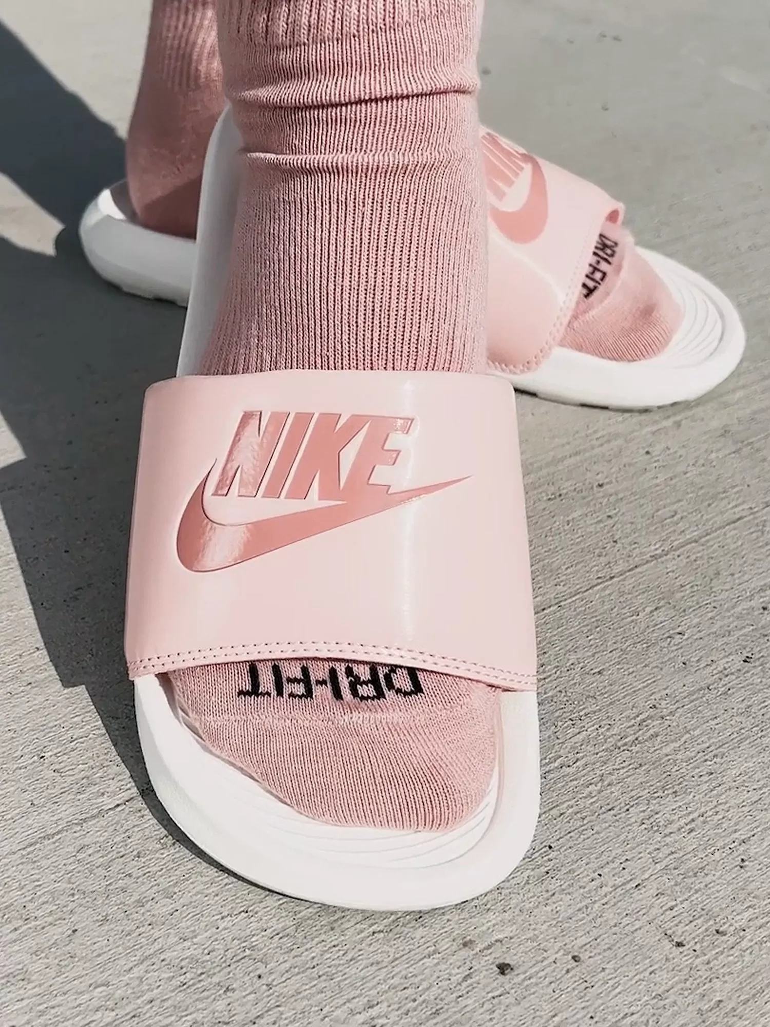 WOMENS NIKE VICTORI ONE SLIDES